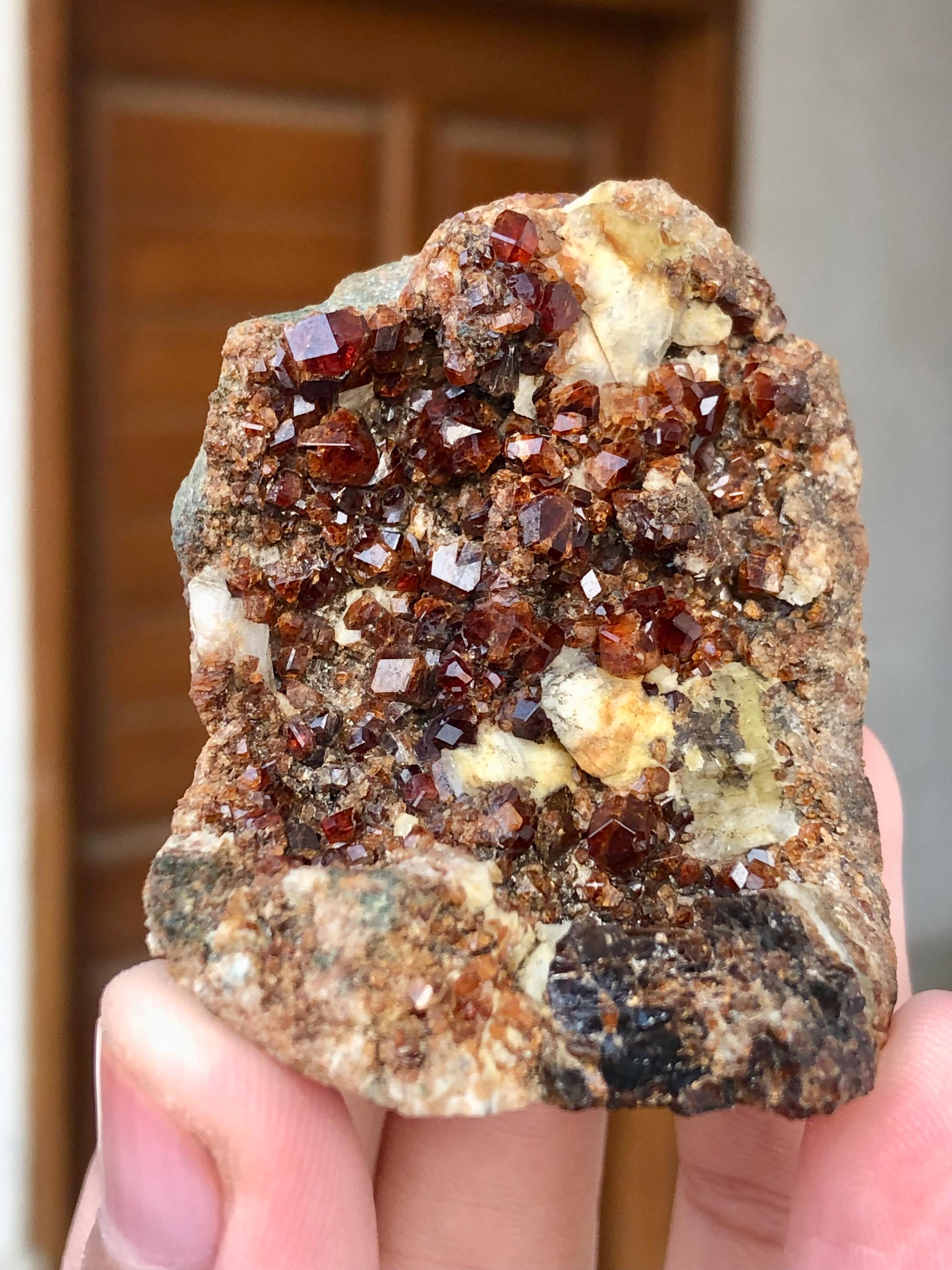 Martine Sarri – Beton Arme 激レア Spessartine Garnet Crystals on Matrix, Specimen From Skardu