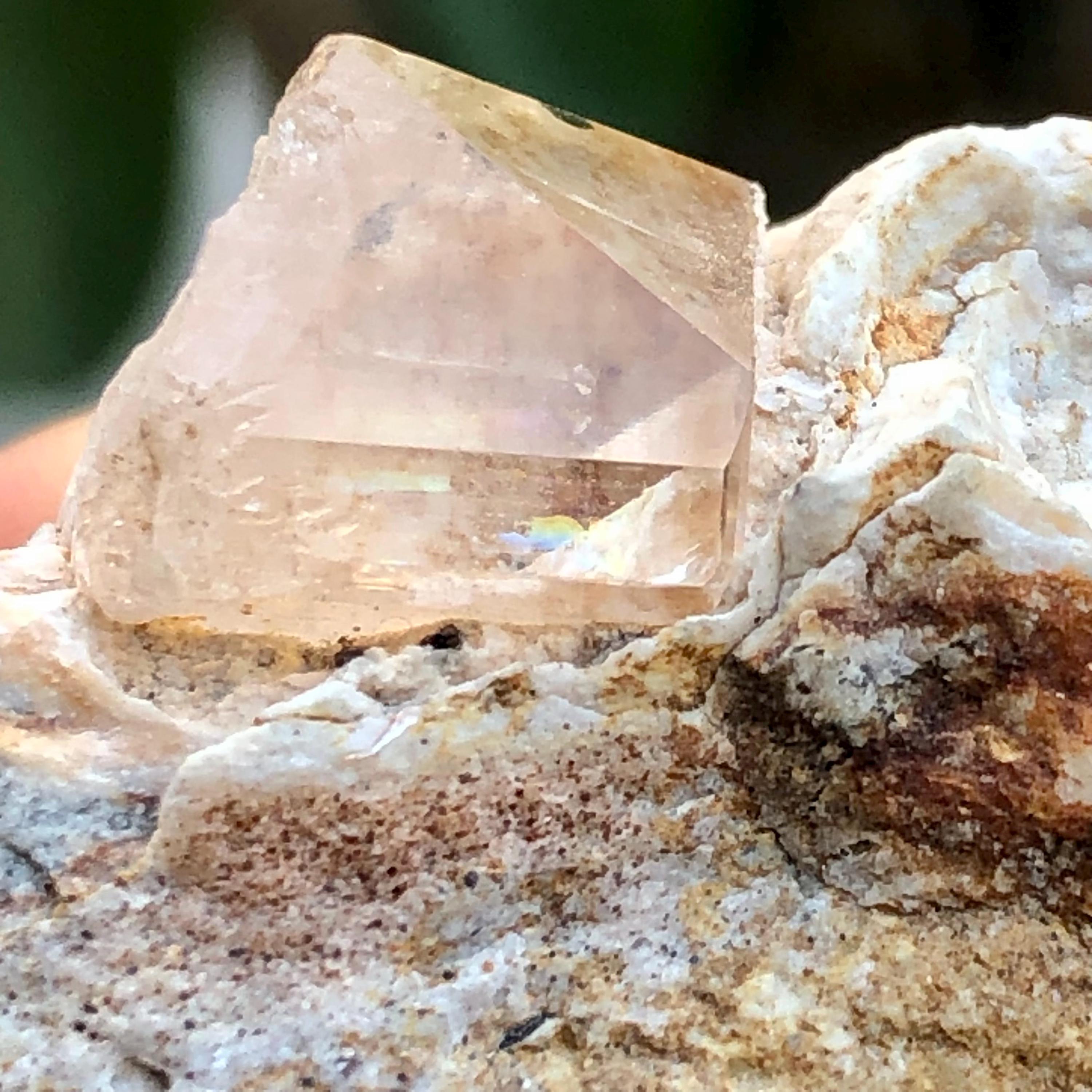 レインボートパーズ結晶標本：27グラム、パキスタン・スカルドゥ産