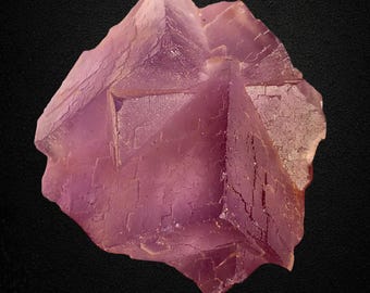 Cristal cúbico de fluorita rosa púrpura, espécimen mineral de Skardu, Pakistán