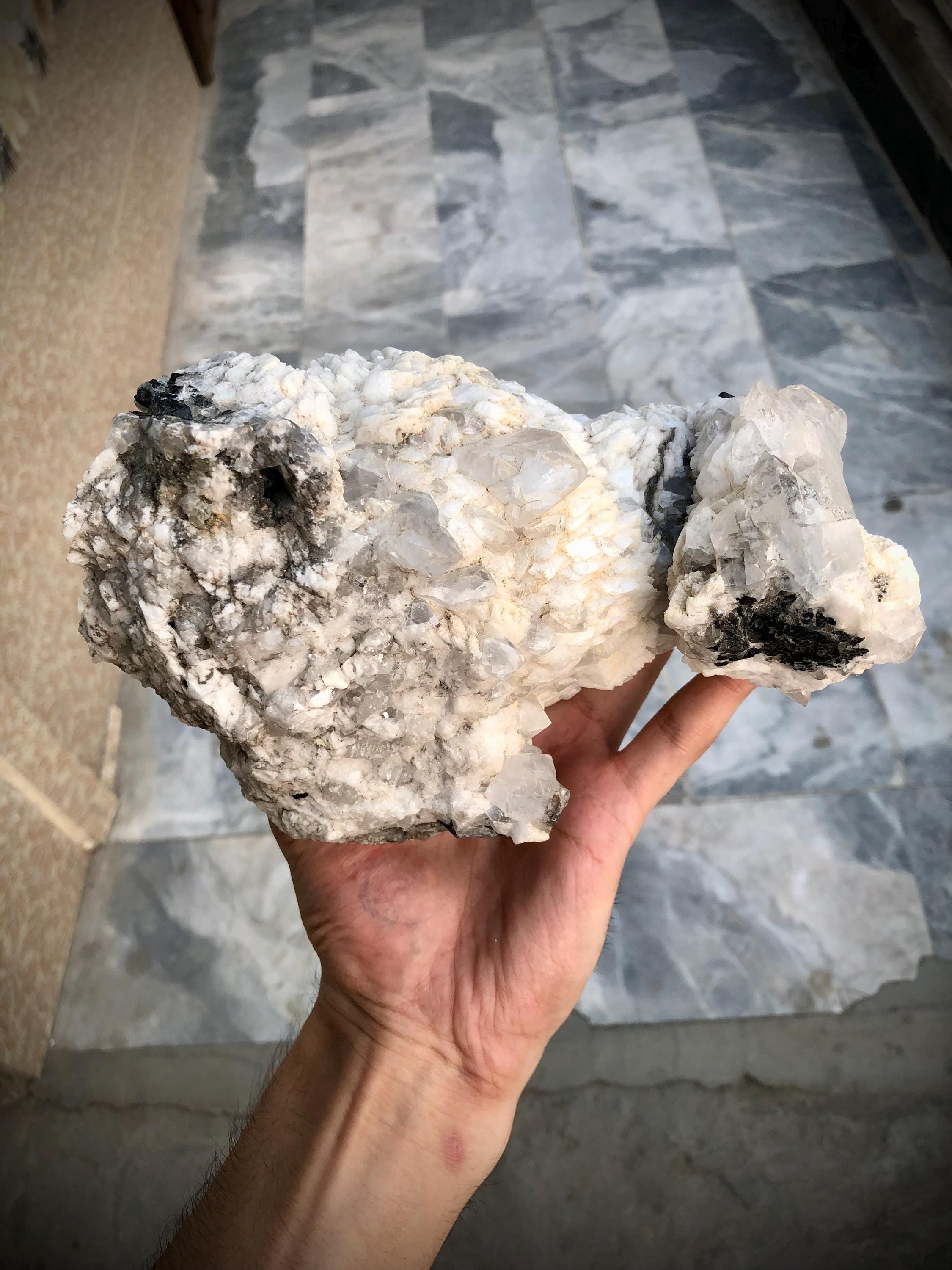 クォーツショール白雲母標本：パキスタン、スカルドゥ産ホワイト