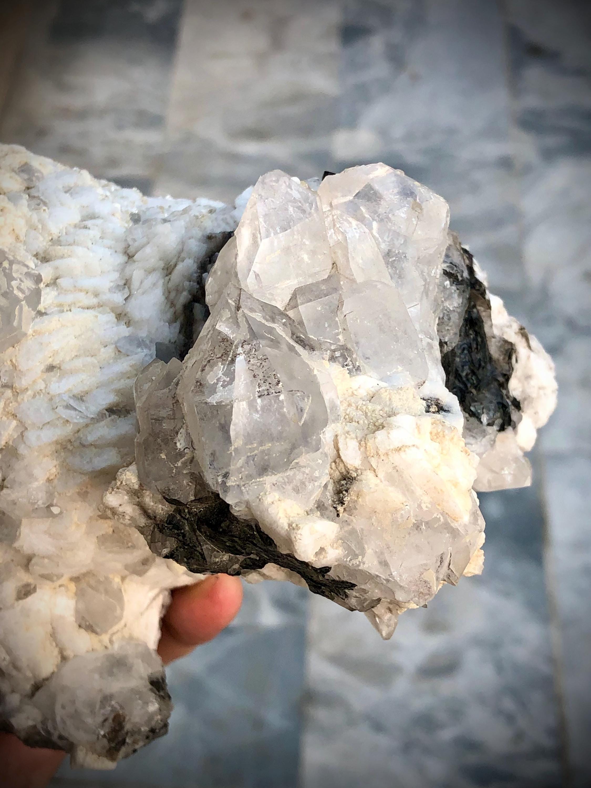 クォーツショール白雲母標本：パキスタン、スカルドゥ産ホワイト