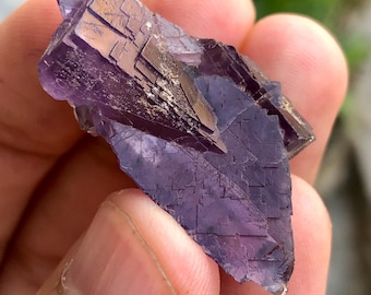 Cristal de fluorita cúbica púrpura, espécimen mineral de Pakistán