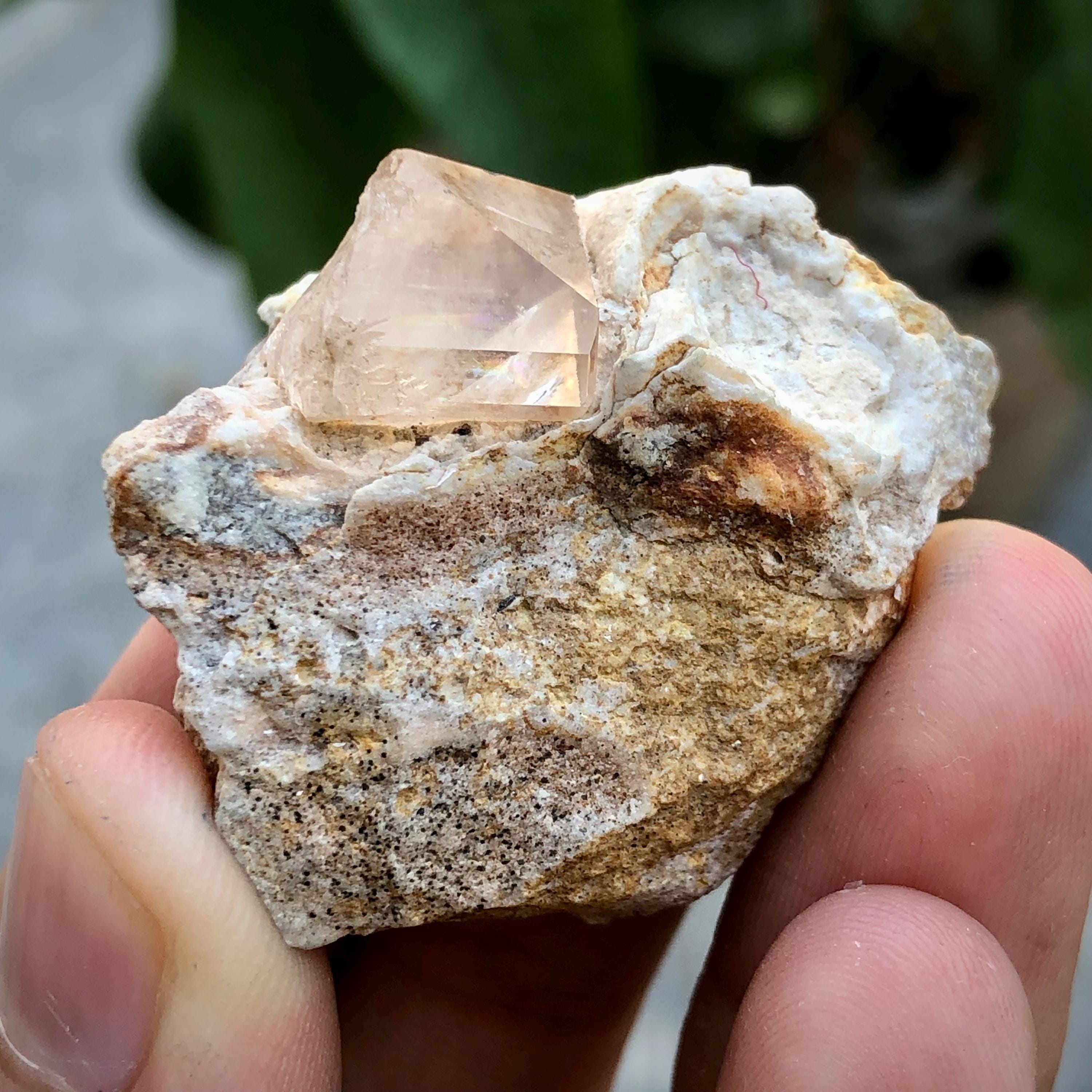 レインボートパーズ結晶標本：27グラム、パキスタン・スカルドゥ産