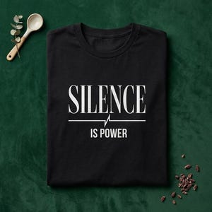 T-shirt met de tekst "Stilte is Kracht", T-shirt met een doordachte typografie, kleding voor een rustig leven, cadeau voor introverten.