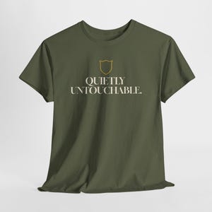Maglietta Silenziosamente Intoccabile / Maglietta di Protezione Sacra / Abbigliamento Potere Silenzioso / Gildan 5000