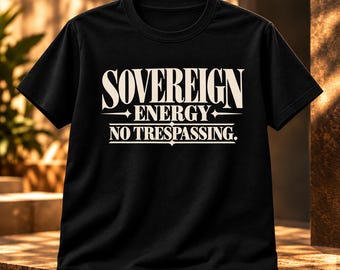 Può includere: Una t-shirt nera a maniche corte con il testo color crema SOVEREIGN ENERGY NO TRESPASSING stampato sul davanti. Il design include linee orizzontali decorative e piccoli accenti a forma di diamante tra le righe del testo.