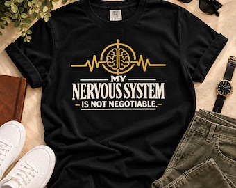 Può includere: Una t-shirt nera a maniche corte con una grafica gialla di un cervello all'interno di un mirino e una linea del battito cardiaco. Il testo recita: MY NERVOUS SYSTEM IS NOT NEGOTIABLE. La maglia ha un girocollo e un'etichetta Comfort Colors.