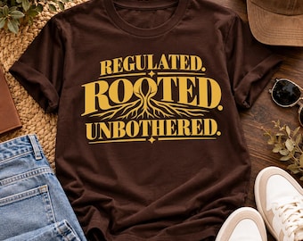 Può includere: Una t-shirt a maniche corte marrone scuro con il testo giallo REGULATED. ROOTED. UNBOTHERED. stampato sul davanti. La parola ROOTED include un grafico di radici di albero che si estendono verso il basso dalle lettere, centrato sul petto.