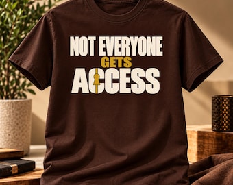 Può includere: Una t-shirt marrone a maniche corte con il testo bianco NOT EVERYONE e ACCESS, con la parola GETS in oro sopra una grafica di una serratura dorata che sostituisce la lettera I nella parola ACCESS, centrata sul petto.