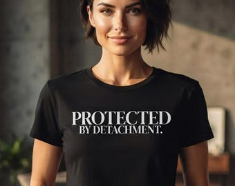 Maglietta "Protected By Detachment", maglietta con grafica "Quiet Power", abbigliamento per la definizione dei confini emotivi, regalo significativo.
