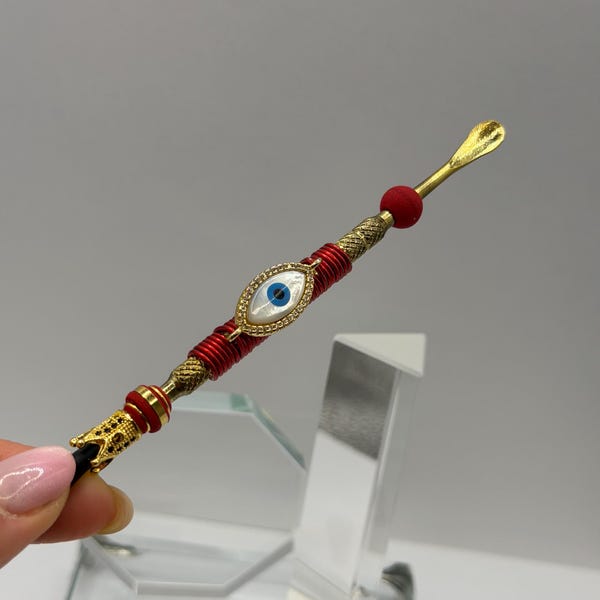 Deze unieke, op maat gemaakte superelegante oorlepel is een schepje voor specerijen, glitter, micapoeder, enz. (Royal Eye) goudmetaal-rode kabel.