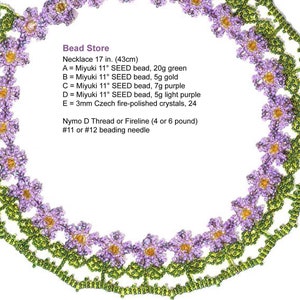 Pode incluir: Um padrão de colar de contas que apresenta um círculo de flores verdes e roxas. O padrão chama-se "Flowers in the Grass" e foi desenhado por Sandra D. Halpenny. As informações da loja de contas são listadas abaixo: Colar 17 polegadas (43 cm) A = Conta Miyuki 11° SEED, 20 g verde B = Conta Miyuki 11° SEED, 5 g ouro C = Conta Miyuki 11° SEED, 7 g roxo D = Conta Miyuki 11° SEED, 5 g roxo claro E = Cristais checos de 3 mm polidos a fogo, 24 Fio Nymo D ou Fireline (4 ou 6 libras) Agulha de contas n.º 11 ou n.º 12