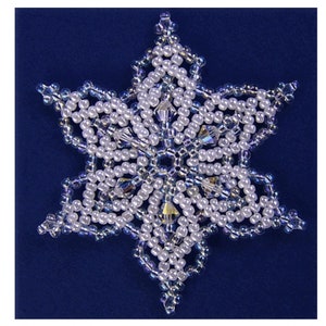 Puede incluir: Un patrón de abalorios de copo de nieve con instrucciones para crear un copo de nieve utilizando cuentas Miyuki 11° SEED en blanco y cristal AB, cristales de 4 mm, hilo Nymo D o Fireline y una aguja de abalorios n.º 11 o n.º 12.