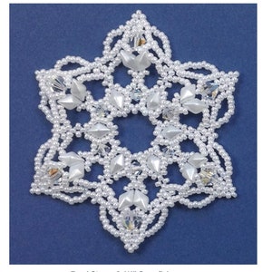 Puede incluir: Un patrón de adorno de copo de nieve blanco con instrucciones para el abalorio. El patrón utiliza cuentas Miyuki 11° SEED, cristales de 4 mm, cristales de 6 mm y cuentas DiamonDuo checas de 5x8 mm. El copo de nieve tiene un diámetro de 8,25 cm.