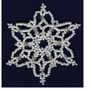 Puede incluir: Un patrón de adorno de copo de nieve de cuentas blancas, con el título "Snowflake #07 Ornament Pattern" y el nombre del diseñador "Sandra D. Halpenny". El patrón utiliza 360 cuentas Miyuki 11° y 12 cristales de 4 mm.