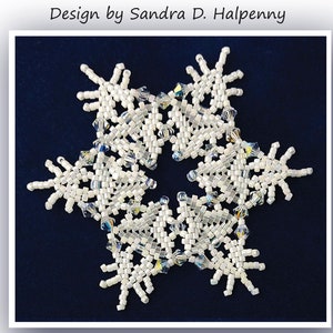 Puede incluir: Un diseño de patrón de adorno de copo de nieve blanco por Sandra D. Halpenny. El copo de nieve está hecho con cuentas blancas y cuentas de cristal. El copo de nieve tiene 7 cm de diámetro.