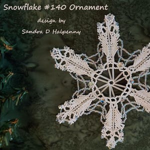 Puede incluir: Adorno de copo de nieve de cuentas blancas con un diseño delicado. El copo de nieve está hecho de cuentas blancas y tiene una forma de estrella de seis puntas. El adorno es perfecto para agregar un toque de elegancia a tu decoración navideña.