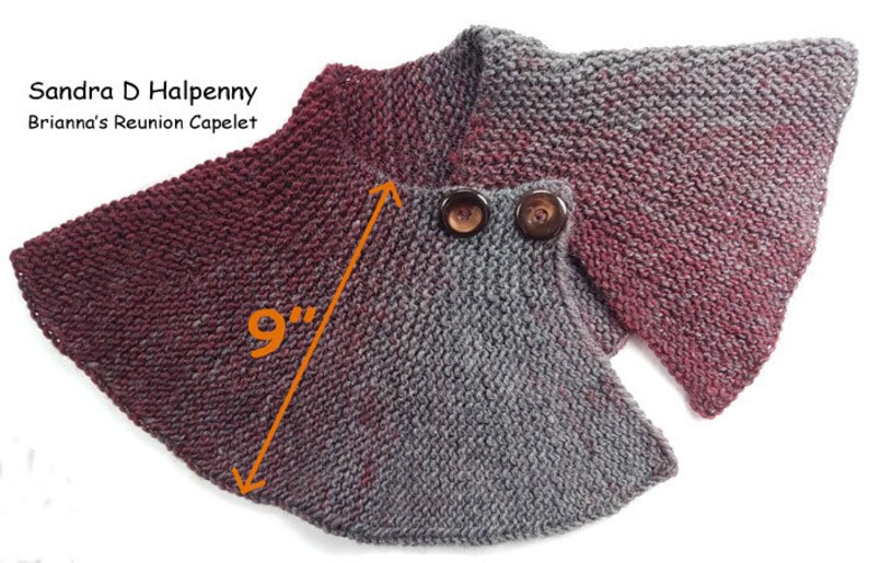 Peut inclure: Un col roul&eacute; en tricot gris et bordeaux avec deux boutons marrons. Le col roul&eacute; mesure 9 pouces de large.