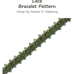 Peut inclure: Un bracelet en perles avec un motif de dentelle vert et de petits accents métalliques. Le texte "Lace Bracelet Pattern" et "Design by Sandra D. Halpenny" est imprimé au-dessus du bracelet, composé de minuscules perles vertes uniformes.