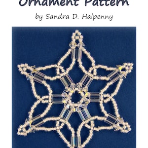 Puede incluir: Un patrón de adorno de copo de nieve con cuentas, con un copo de nieve blanco sobre un fondo azul oscuro. El patrón se titula "Snowflake #76 Ornament Pattern" y es de Sandra D. Halpenny.