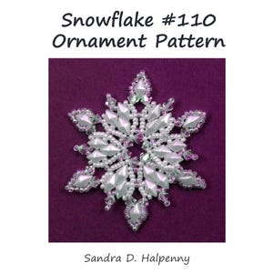 Puede incluir: Un patrón de adorno de copo de nieve de cuentas blancas, con el título "Snowflake #110 Ornament Pattern" y el nombre "Sandra D. Halpenny" en la parte inferior.