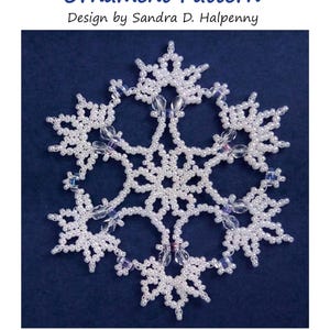 Puede incluir: Un patrón de adorno de copo de nieve de cuentas blancas, con instrucciones para el tamaño y la cantidad de cuentas. El patrón es para un copo de nieve de 2-3/4 pulgadas.