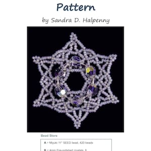 Puede incluir: Primer plano de un patrón de copo de nieve con cuentas en forma de estrella de seis puntas. El copo de nieve está hecho con cuentas de semillas de color púrpura claro y presenta seis cristales transparentes más grandes en el centro. La imagen incluye el texto "Snowflake #82 Pattern by Sandra D. Halpenny".
