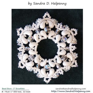 Puede incluir: Un patrón detallado para un adorno de copo de nieve con cuentas, titulado "Beaded Snowflake #144 Ornament Pattern SDH" por Sandra D. Halpenny. El diseño presenta cuentas y cristales blancos, con un diámetro de 7.6 cm. El patrón incluye tipos y cantidades de cuentas.