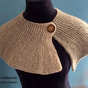 Peut inclure: Un capuchon en tricot beige avec un seul bouton en bois. Le capuchon est drap&eacute; sur un mannequin noir.