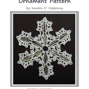 Puede incluir: Un patrón de adorno de copo de nieve blanco, hecho con cuentas de semillas y cuentas de bugle. El patrón es para un copo de nieve de 8,3 cm. El patrón incluye instrucciones para usar cuentas de semillas Miyuki 11°, cuentas de semillas Miyuki 8° y cuentas de bugle de 12 mm de grosor.