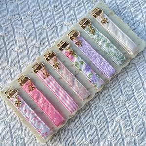 Llavero de tela hecho a mano con dije de lazo - Cordón / llavero de pulsera / Perfecto para llaves y AirPods / Regalo para amigos y familiares