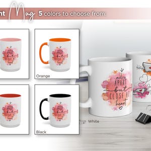 Pu&ograve; includere: Tazze bianche con manici e interni colorati, tra cui rosa, arancione, rosso e nero. Ogni tazza presenta la scritta "miles apart but close at heart" con un design ad acquerello.