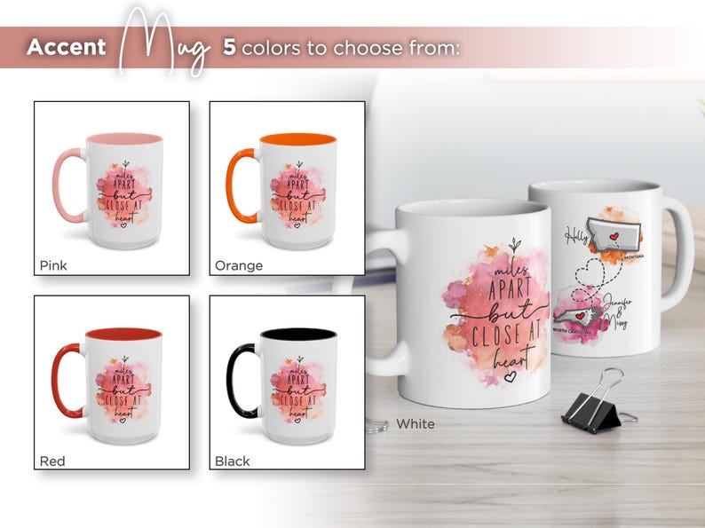Pu&ograve; includere: Tazze bianche con manici e interni colorati, tra cui rosa, arancione, rosso e nero. Ogni tazza presenta la scritta "miles apart but close at heart" con un design ad acquerello.