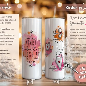 Pu&ograve; includere: Un bicchiere da viaggio bianco con coperchio dorato, con un design ad acquerello con le parole "miles apart but close at heart". Il design include contorni di stati e nomi, perfetto per regali personalizzati.