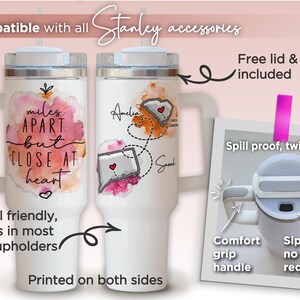 Pu&ograve; includere: Tazza da viaggio bianca con manico, con disegni ad acquerello e testo. Un lato recita "miles apart but close at heart". L'altro lato mostra due stati collegati da una linea tratteggiata. Include coperchio e cannuccia.