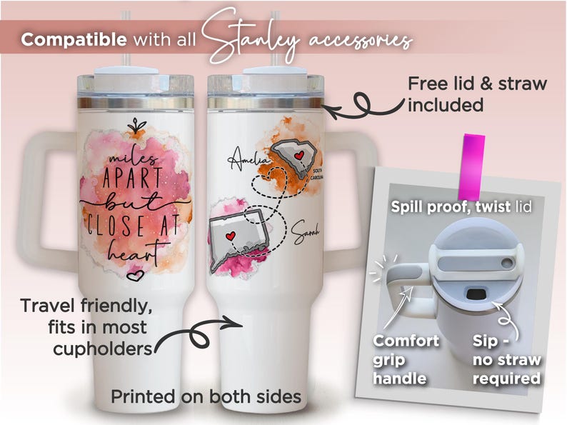 Pu&ograve; includere: Tazza da viaggio bianca con manico, con disegni ad acquerello e testo. Un lato recita "miles apart but close at heart". L'altro lato mostra due stati collegati da una linea tratteggiata. Include coperchio e cannuccia.