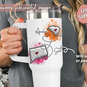 Pu&ograve; includere: Tazza da viaggio bianca con manico, con contorni di stati con cuori e i nomi "Amelia" e "Sarah". La tazza ha un coperchio e una cannuccia. Il testo sulla tazza include "High quality, sublimated design" e "Will not fade or peel."