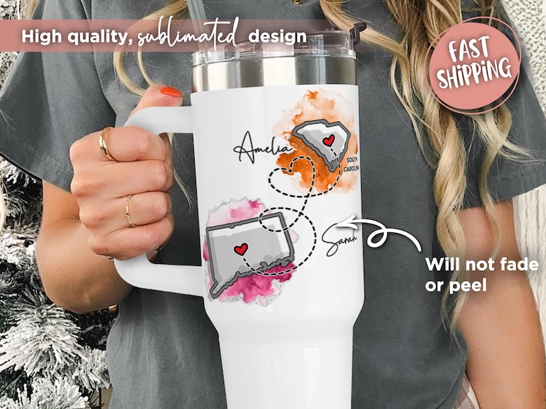 Pu&ograve; includere: Tazza da viaggio bianca con manico, con contorni di stati con cuori e i nomi "Amelia" e "Sarah". La tazza ha un coperchio e una cannuccia. Il testo sulla tazza include "High quality, sublimated design" e "Will not fade or peel."