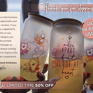 Pu&ograve; includere: Bicchieri personalizzati con coperchi marroni, con un disegno ad acquerello di un contorno statale con un cuore. Il testo "miles apart but close at heart" &egrave; visualizzato. L'immagine include il testo "Thank you for stopping by".
