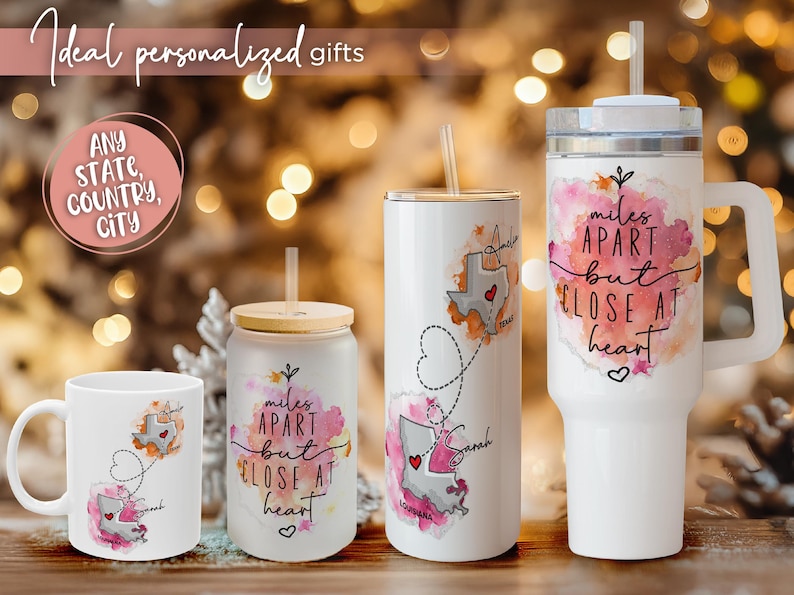 Pu&ograve; includere: Una collezione di bicchieri bianchi con contorni di stati con cuori e la scritta "miles apart but close at heart". Include una tazza, un bicchiere, un bicchiere e un bicchiere da viaggio. Le stoviglie sono decorate con accenti acquerellati rosa e arancioni.