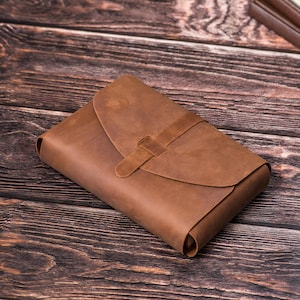 Aangepaste boekhoes, leren boekenkast, leren boekcadeau, aangepaste boekomslag, boekhoes voor mannen, boekomslag handgemaakt, monogram boekomslag