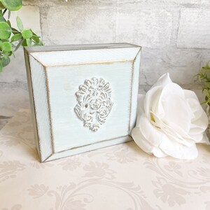 Cottage de plage français bleu aqua poussiéreux Récupération architecturale en bois aspect trou de serrure, décor de plateau à plusieurs niveaux blanc ciré délavé or antique