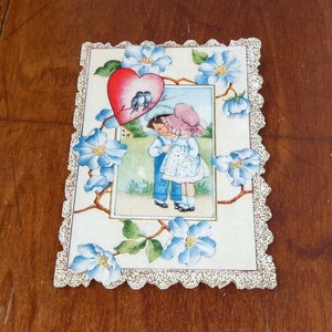 Carte de voeux Whitney Valentine des années 30 découpée à l'emporte-pièce à l'intérieur d'un bonnet d'oiseau fille et garçon inutilisé