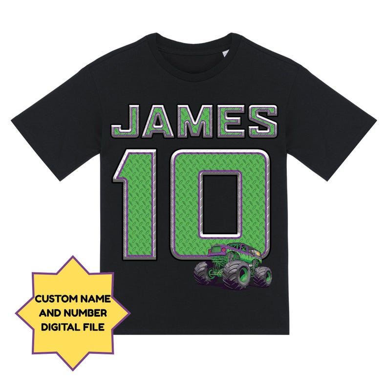 Może przedstawiać: Czarna koszulka z imieniem "JAMES" i numerem "10" w kolorze zielonym i fioletowym. Zielona grafika monster trucka znajduje się pod numerem. Koszulka ma r&oacute;wnież ż&oacute;łtą grafikę w kształcie gwiazdy z tekstem.