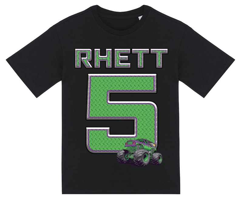 Może przedstawiać: Czarny t-shirt z napisem "RHETT" w srebrnych i zielonych literach blokowych. Duża zielona cyfra "5" jest wyśrodkowana na koszulce, z wzorem w romby. Grafika monster trucka znajduje się na dole.