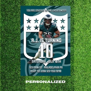 Może przedstawiać: Zielono-białe zaproszenie na urodziny z piłkarzem w koszulce Philadelphia Eagles. Zaproszenie zawiera napis "You are invited to the Eagles Nest!" i "A.J. is turning 10".