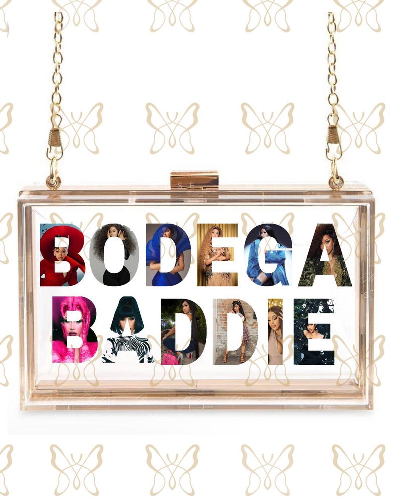 Op de afbeelding: Een doorzichtige rechthoekige clutch met een gouden kettingriem. Het woord "BODEGA BADDIE" staat in het midden, met afbeeldingen van vrouwen die elke letter vullen. De clutch heeft een gouden sluiting.