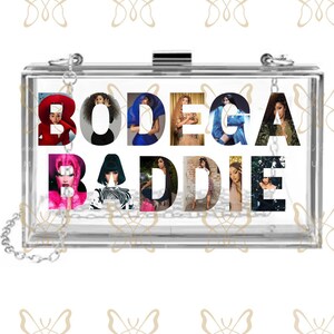 Op de afbeelding: Een doorzichtige acryl clutch met een zilveren kettingriem. De woorden "BODEGA BADDIE" staan over de voorkant, waarbij elke letter een andere afbeelding van een vrouw bevat.