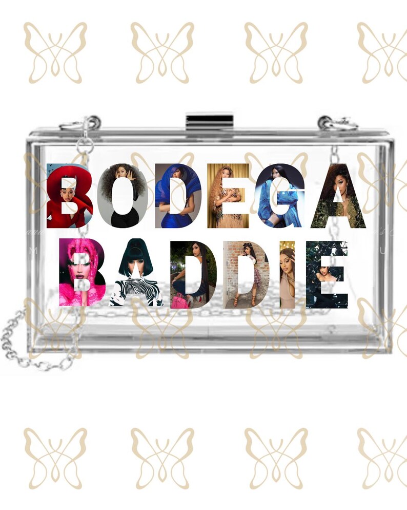 Op de afbeelding: Een doorzichtige acryl clutch met een zilveren kettingriem. De woorden "BODEGA BADDIE" staan over de voorkant, waarbij elke letter een andere afbeelding van een vrouw bevat.