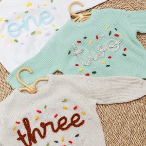 Geburtstagspullover Baby, benutzerdefinierter Babypullover Jahr, Kleinkindpullover mit Nummer, gestickter Pullover für Neugeborene, personalisierte Geschenke für Babys